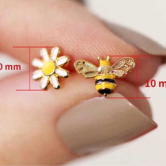 Bee and Daisy Asymmetrical earrings - Picture 4 of 5